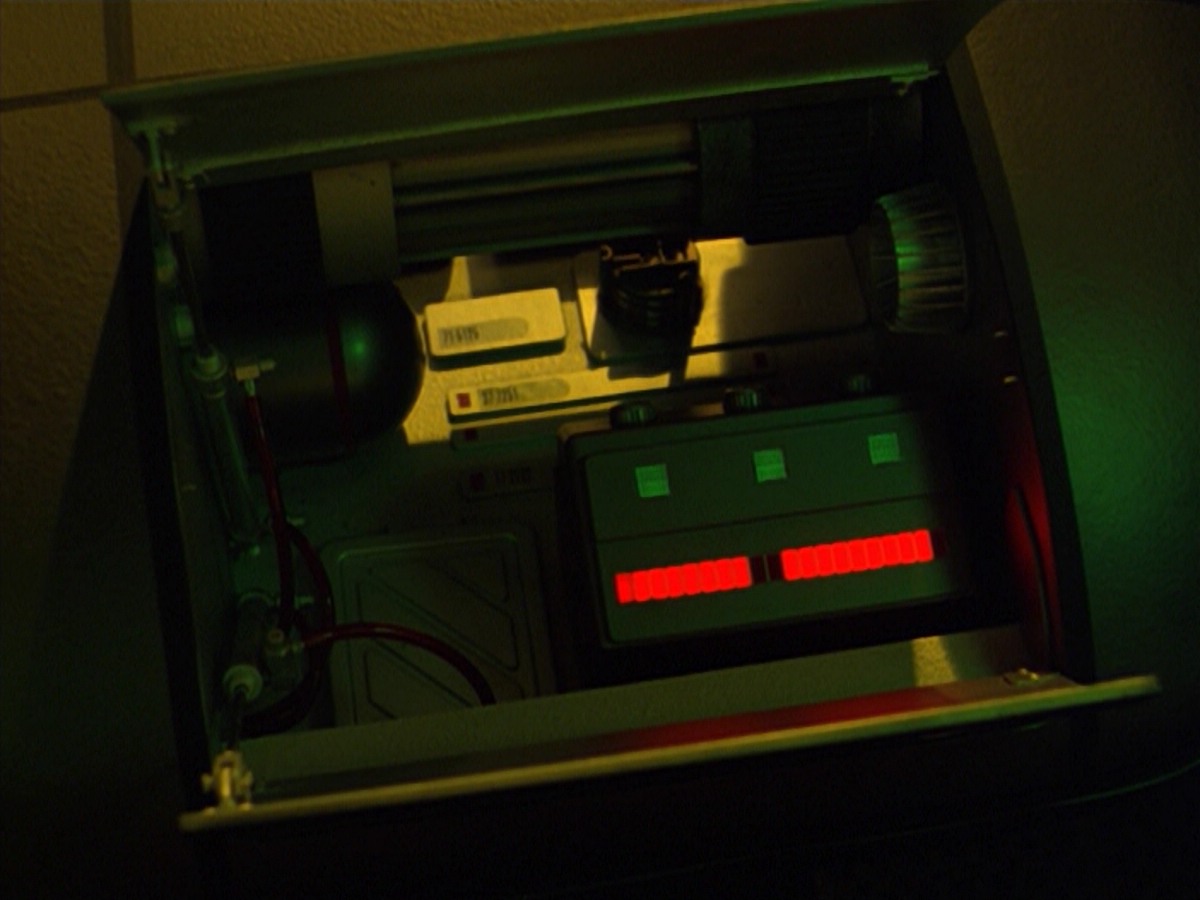 ariane179254_StarTrekVoyager_5x15_5x16_DarkFrontier_0163.jpg