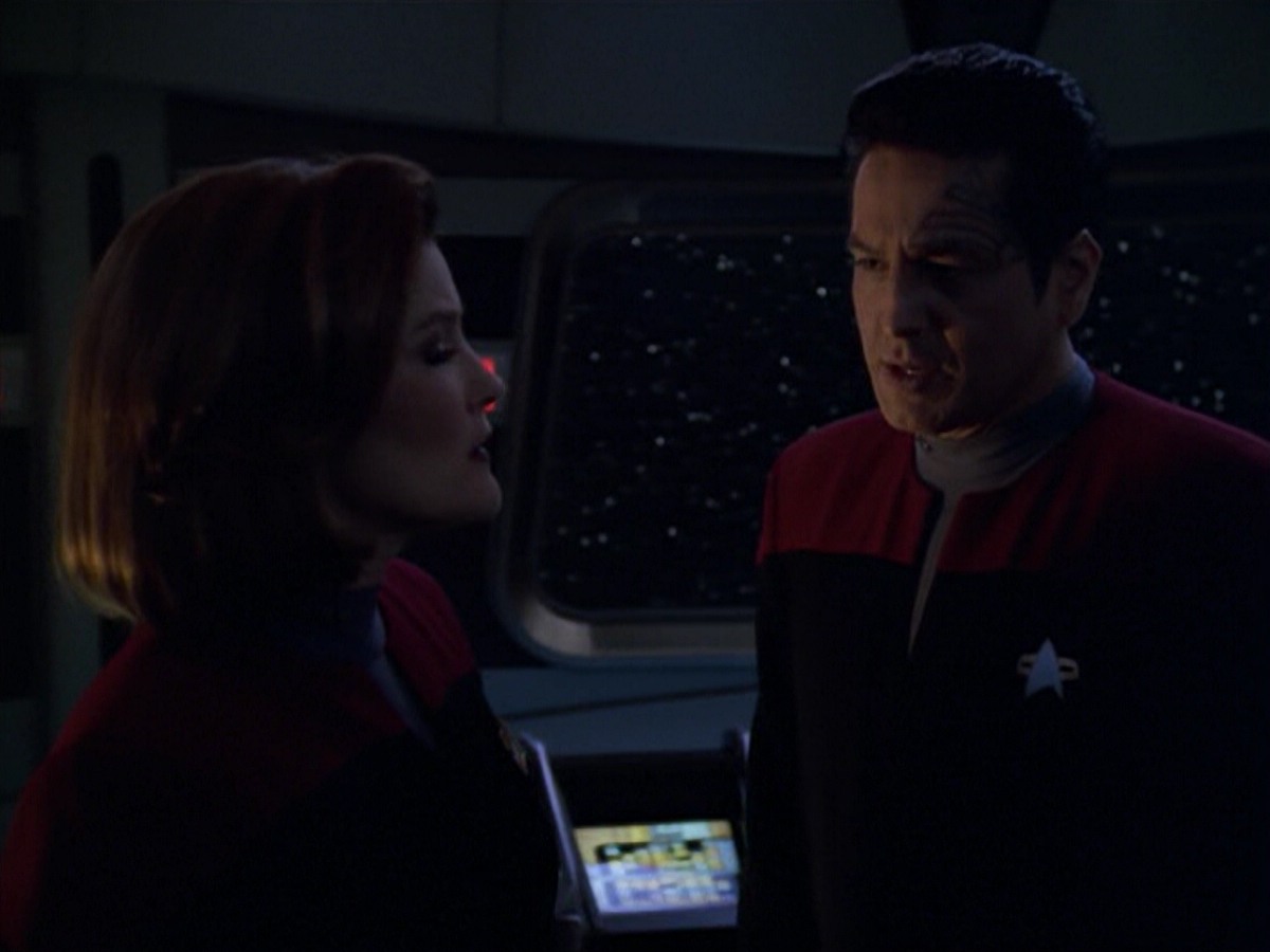 ariane179254_StarTrekVoyager_5x15_5x16_DarkFrontier_0203.jpg