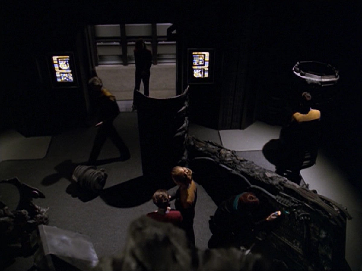 ariane179254_StarTrekVoyager_5x15_5x16_DarkFrontier_0398.jpg