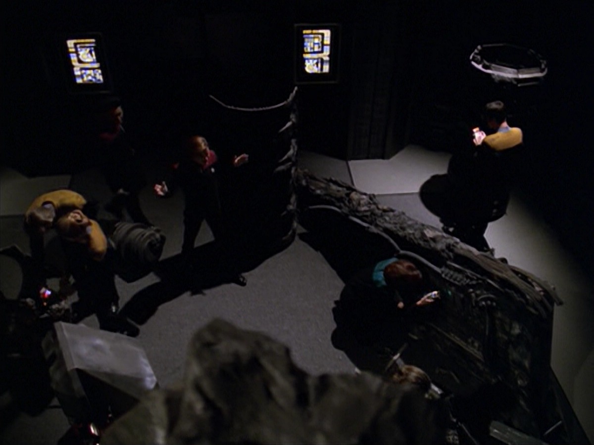ariane179254_StarTrekVoyager_5x15_5x16_DarkFrontier_0403.jpg