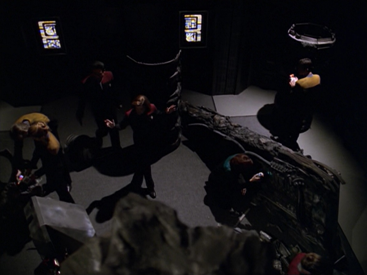 ariane179254_StarTrekVoyager_5x15_5x16_DarkFrontier_0404.jpg