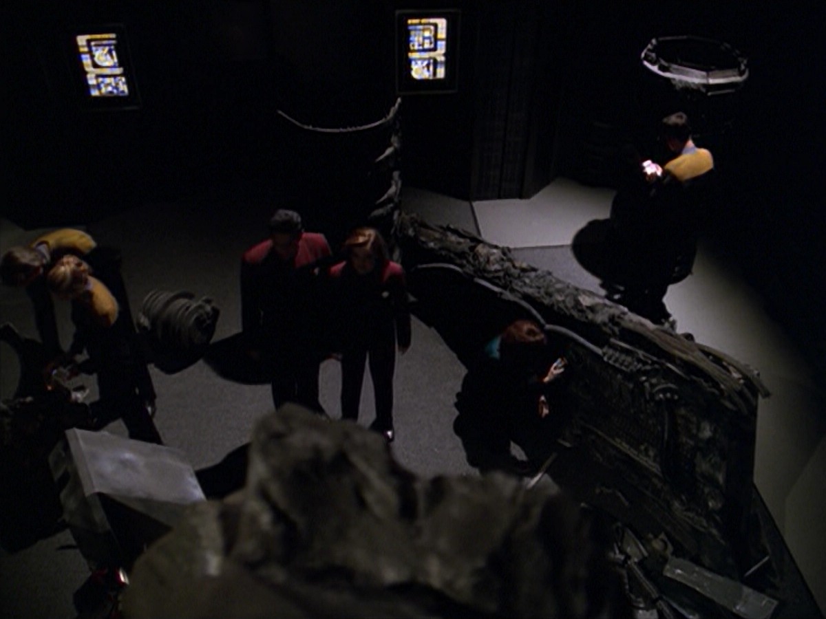 ariane179254_StarTrekVoyager_5x15_5x16_DarkFrontier_0410.jpg