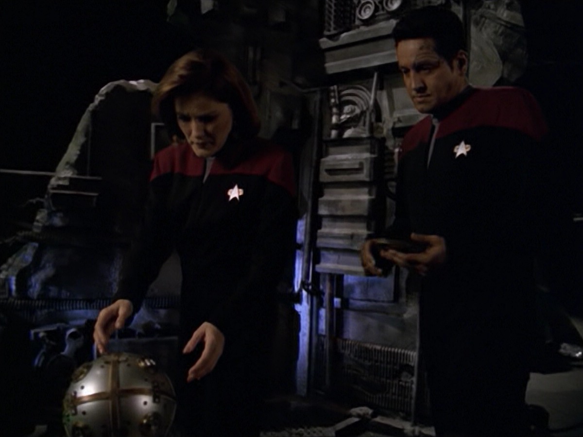 ariane179254_StarTrekVoyager_5x15_5x16_DarkFrontier_0428.jpg