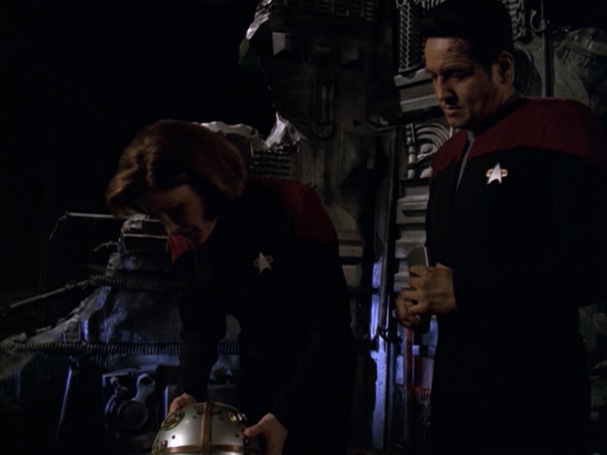 ariane179254_StarTrekVoyager_5x15_5x16_DarkFrontier_0430.jpg