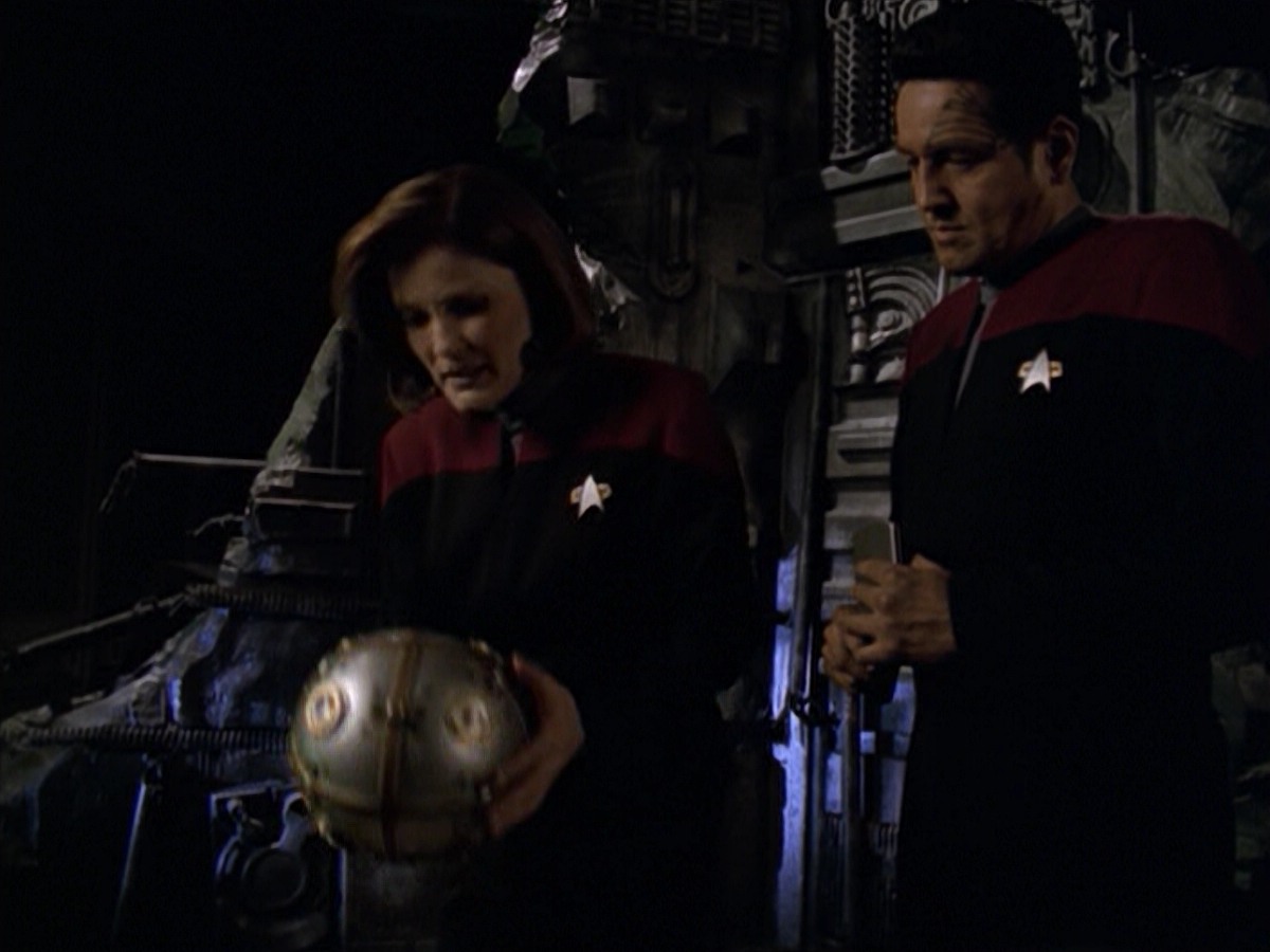 ariane179254_StarTrekVoyager_5x15_5x16_DarkFrontier_0431.jpg
