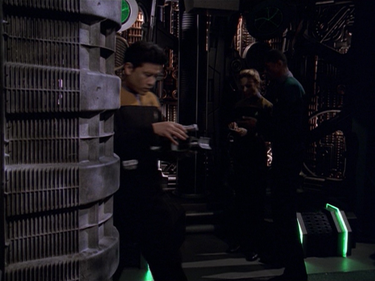 ariane179254_StarTrekVoyager_5x15_5x16_DarkFrontier_0451.jpg