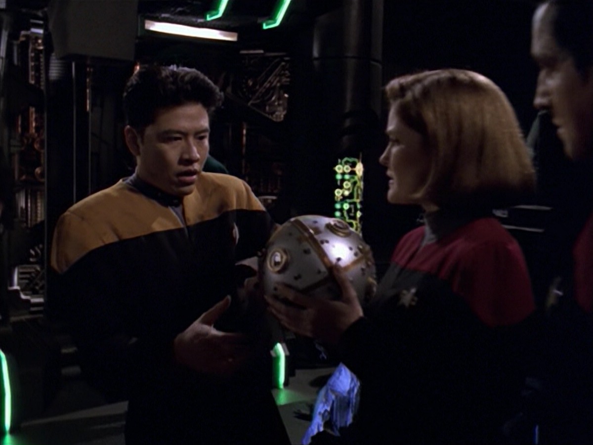 ariane179254_StarTrekVoyager_5x15_5x16_DarkFrontier_0457.jpg