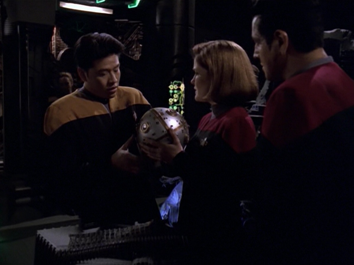 ariane179254_StarTrekVoyager_5x15_5x16_DarkFrontier_0458.jpg