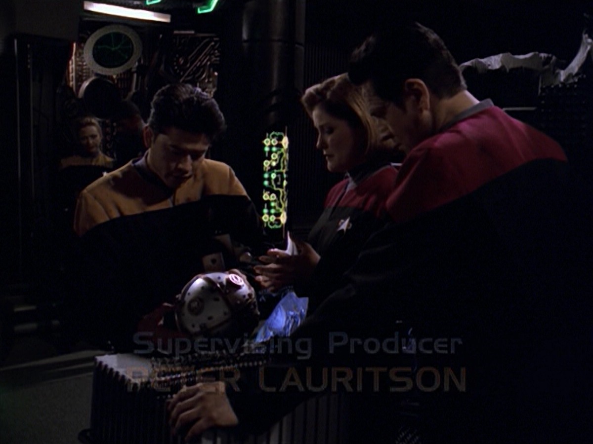ariane179254_StarTrekVoyager_5x15_5x16_DarkFrontier_0462.jpg