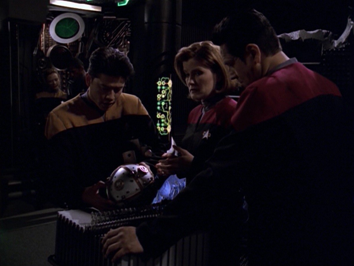 ariane179254_StarTrekVoyager_5x15_5x16_DarkFrontier_0463.jpg