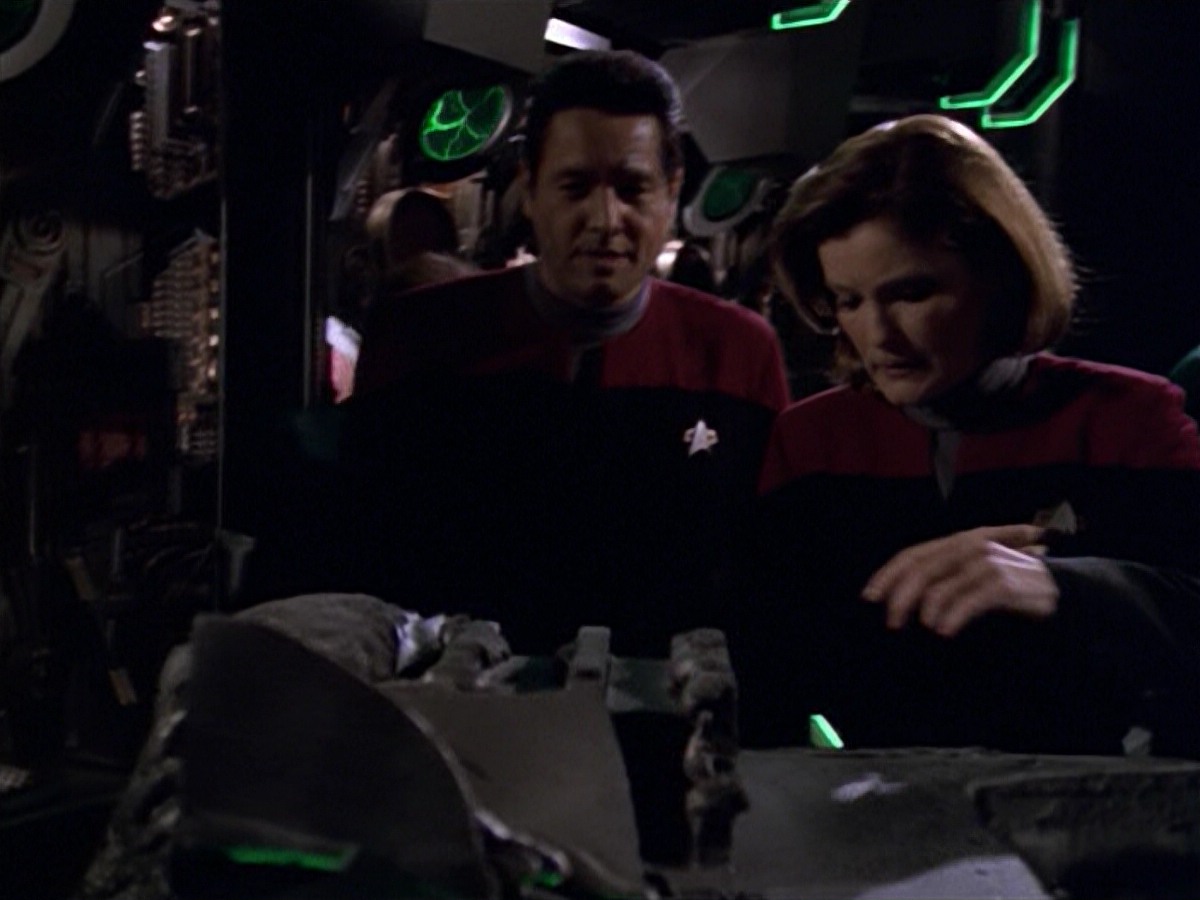 ariane179254_StarTrekVoyager_5x15_5x16_DarkFrontier_0480.jpg