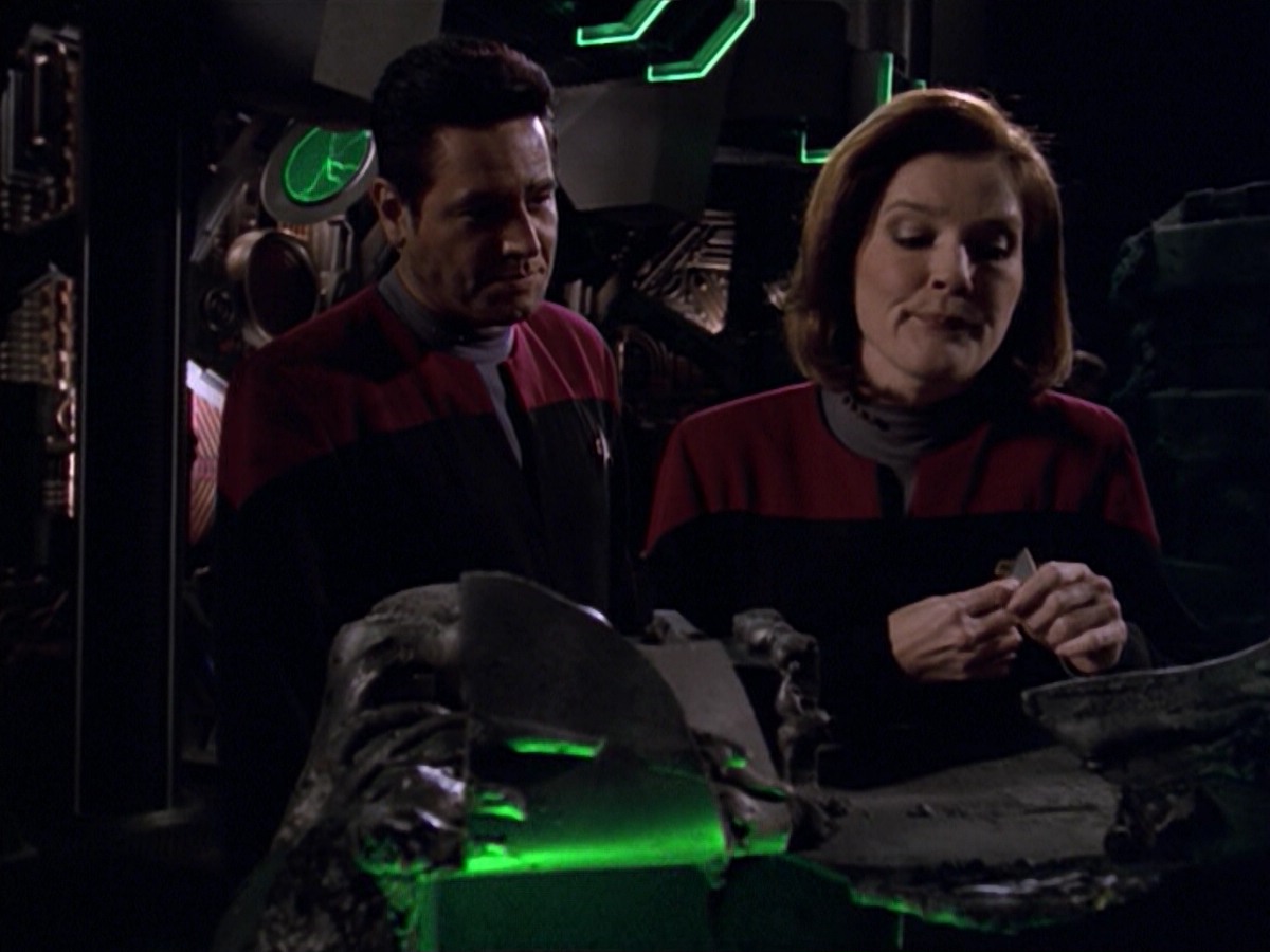 ariane179254_StarTrekVoyager_5x15_5x16_DarkFrontier_0483.jpg