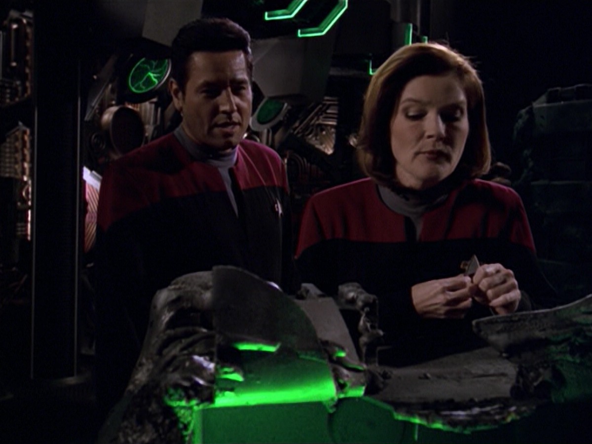 ariane179254_StarTrekVoyager_5x15_5x16_DarkFrontier_0484.jpg