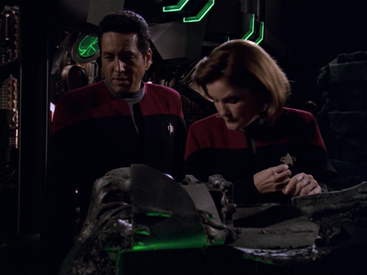 ariane179254_StarTrekVoyager_5x15_5x16_DarkFrontier_0485.jpg