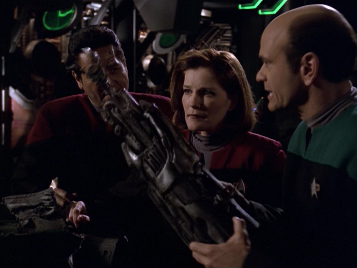 ariane179254_StarTrekVoyager_5x15_5x16_DarkFrontier_0516.jpg