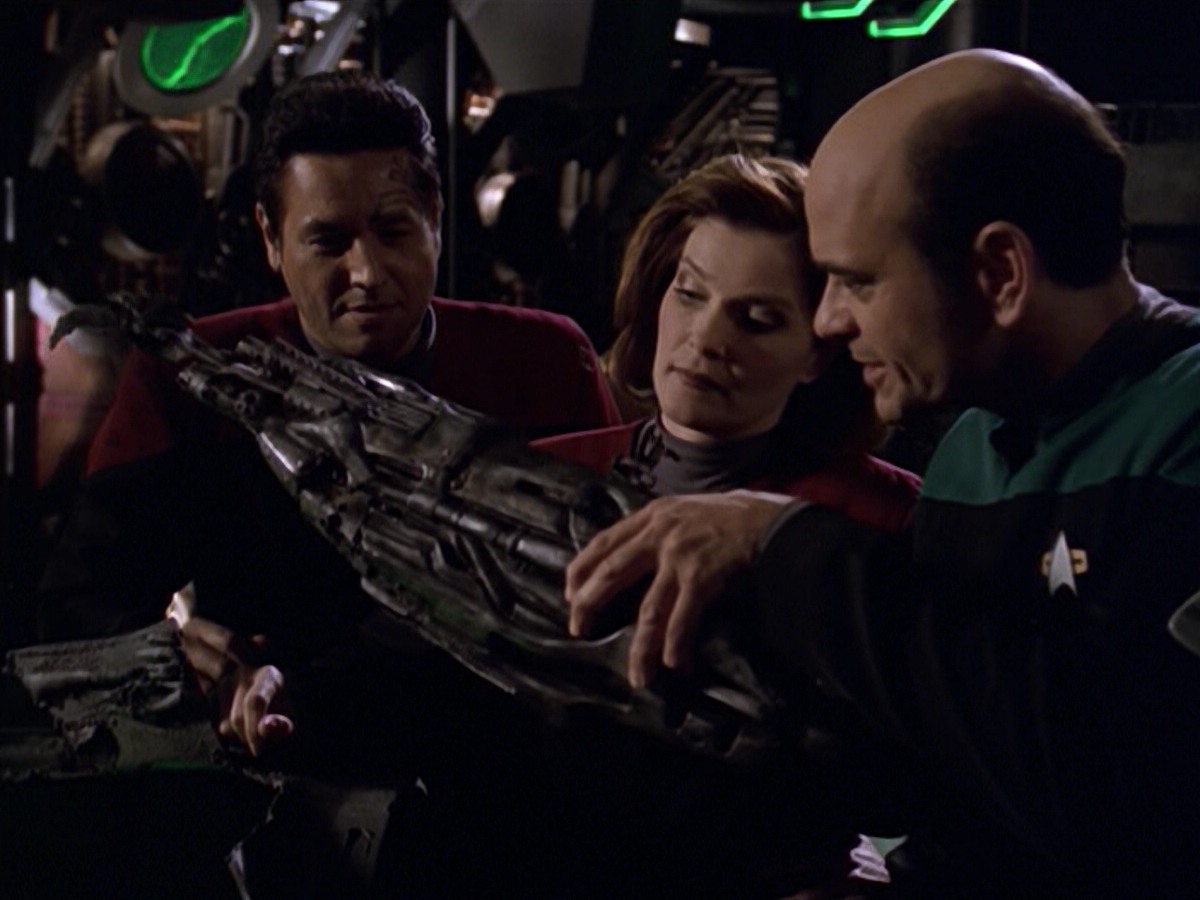 ariane179254_StarTrekVoyager_5x15_5x16_DarkFrontier_0518.jpg