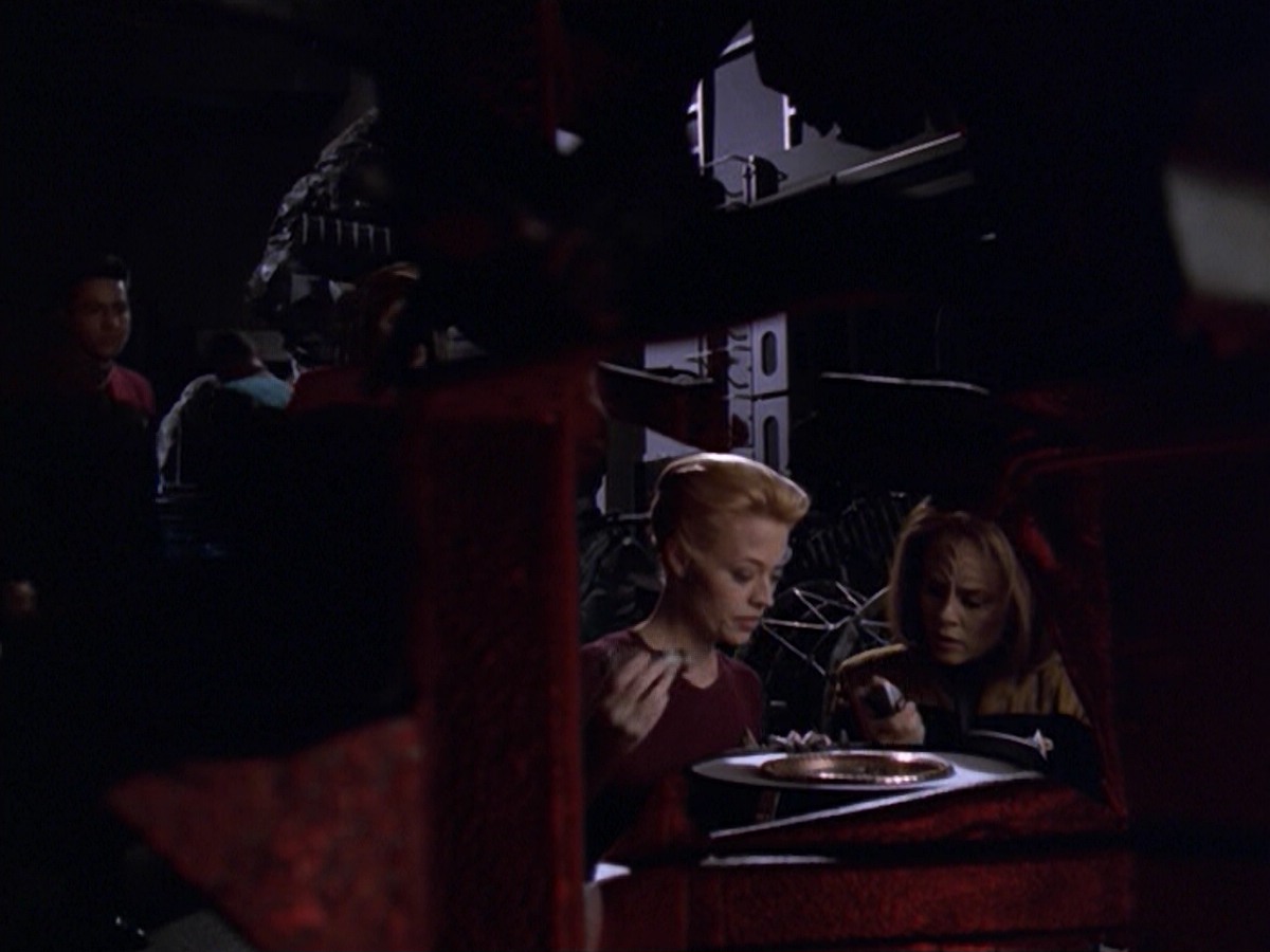 ariane179254_StarTrekVoyager_5x15_5x16_DarkFrontier_0547.jpg