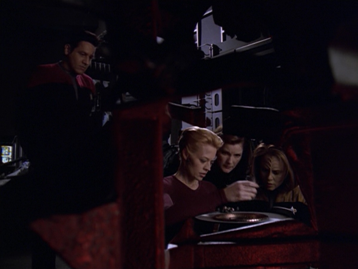ariane179254_StarTrekVoyager_5x15_5x16_DarkFrontier_0550.jpg