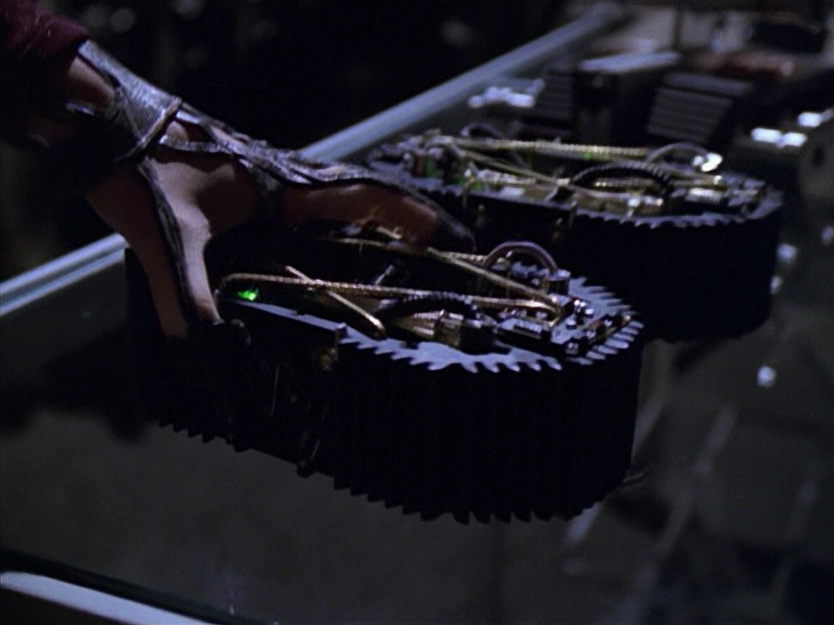 ariane179254_StarTrekVoyager_5x15_5x16_DarkFrontier_0582.jpg