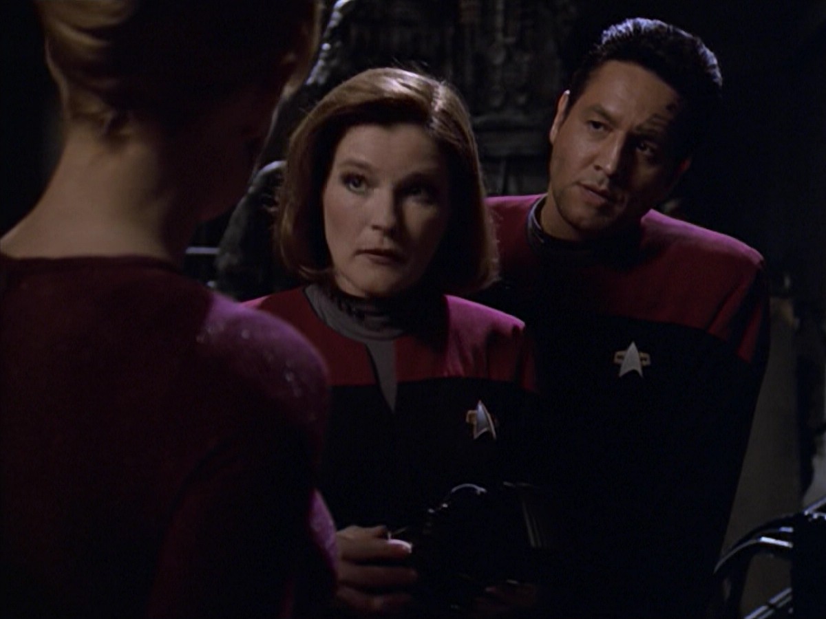 ariane179254_StarTrekVoyager_5x15_5x16_DarkFrontier_0595.jpg