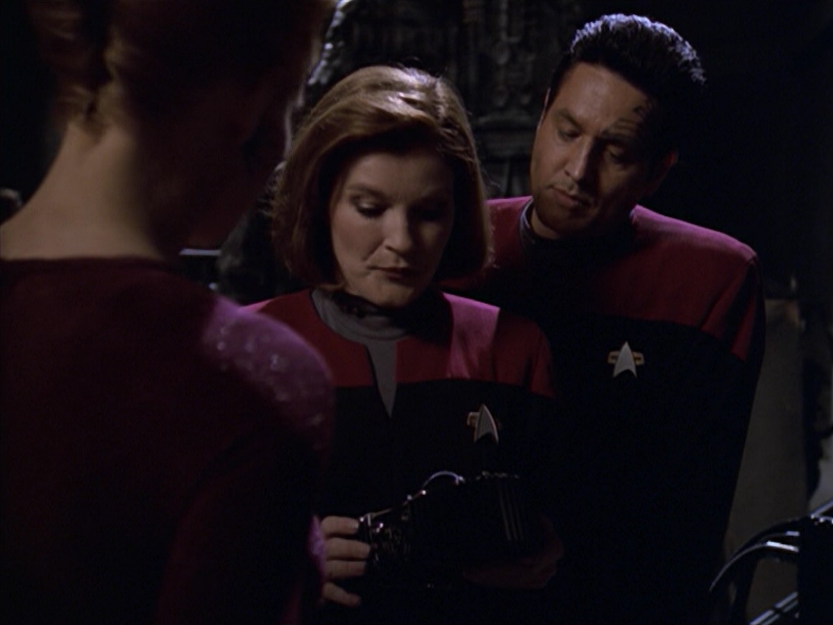 ariane179254_StarTrekVoyager_5x15_5x16_DarkFrontier_0603.jpg