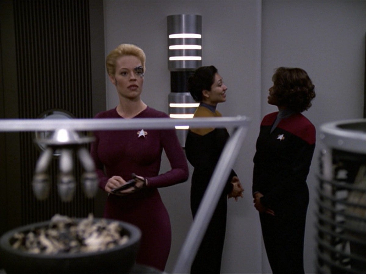 ariane179254_StarTrekVoyager_5x15_5x16_DarkFrontier_0679.jpg