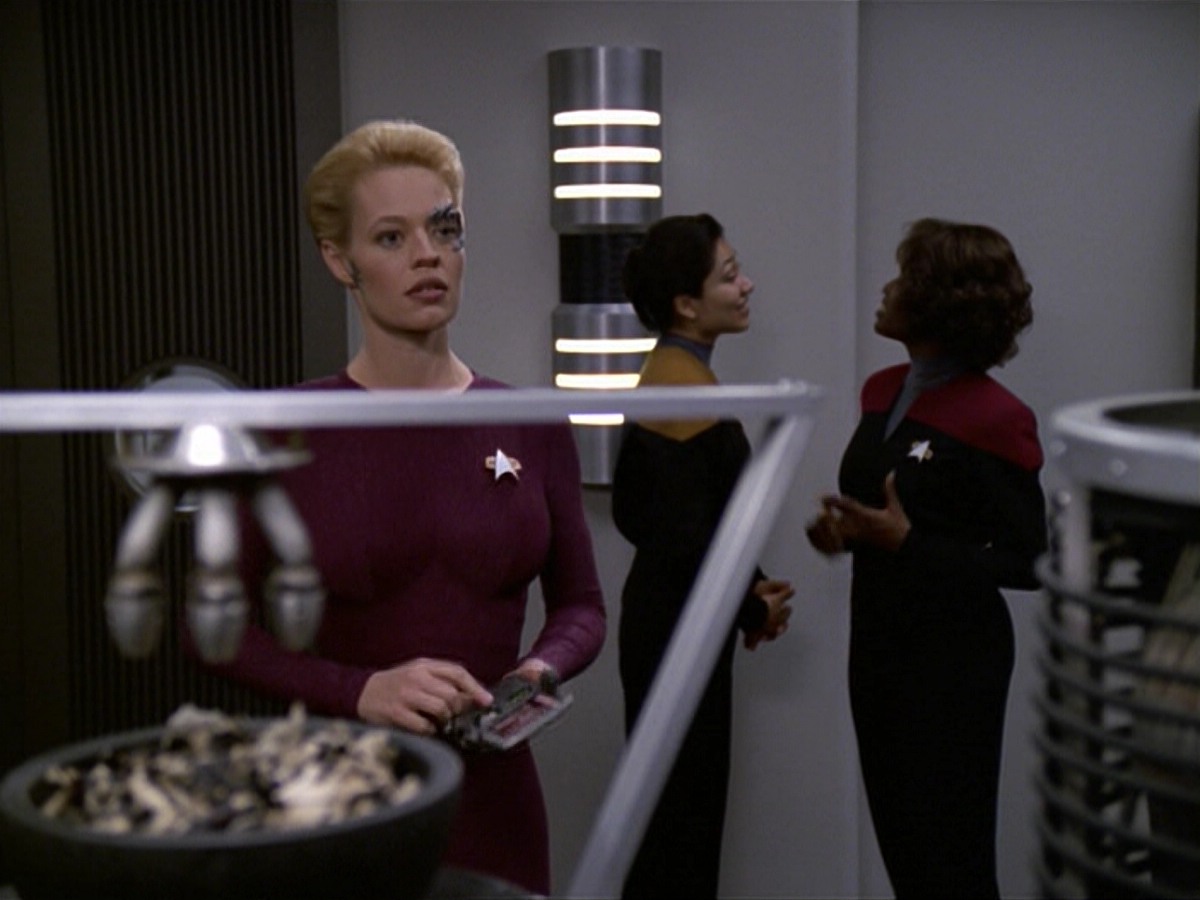 ariane179254_StarTrekVoyager_5x15_5x16_DarkFrontier_0680.jpg