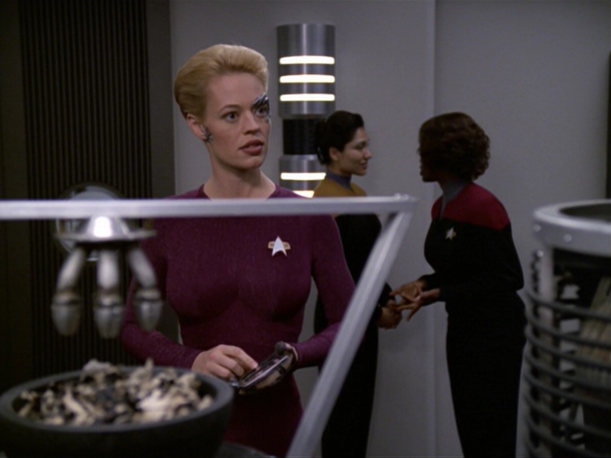 ariane179254_StarTrekVoyager_5x15_5x16_DarkFrontier_0700.jpg