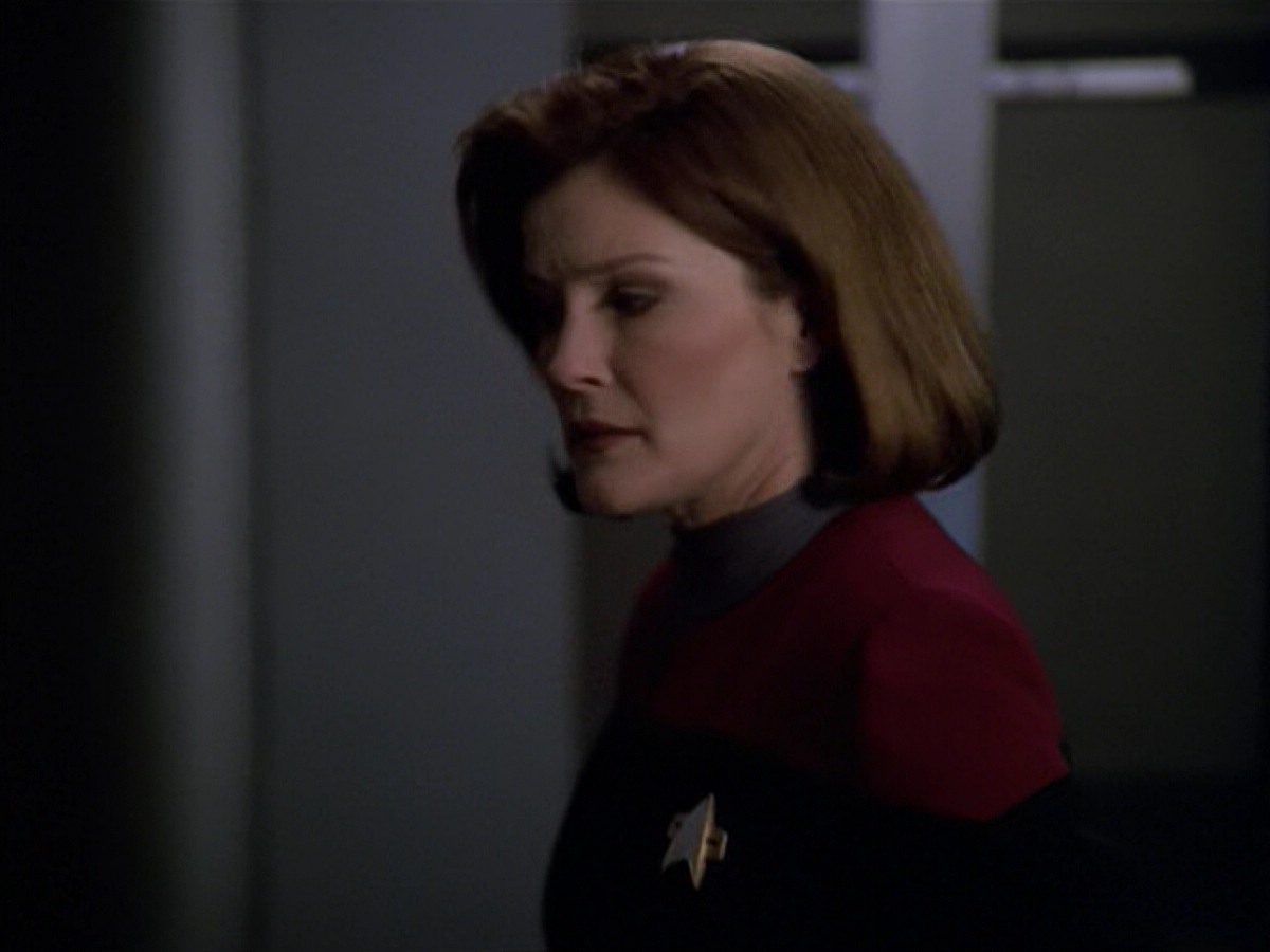ariane179254_StarTrekVoyager_5x15_5x16_DarkFrontier_0751.jpg