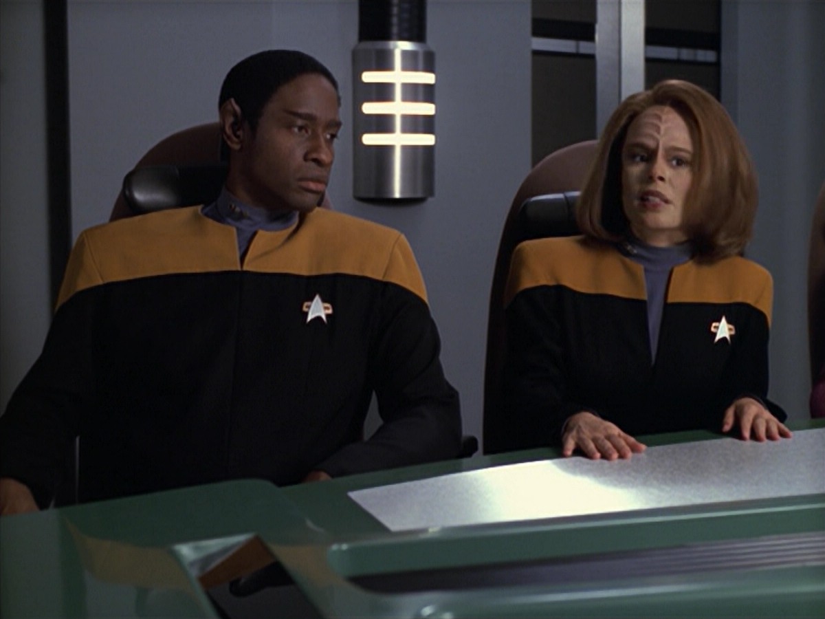 ariane179254_StarTrekVoyager_5x15_5x16_DarkFrontier_0923.jpg