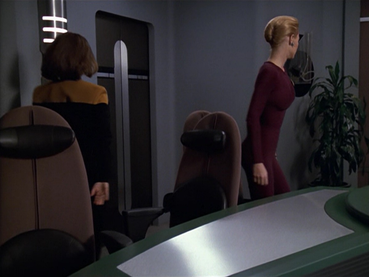 ariane179254_StarTrekVoyager_5x15_5x16_DarkFrontier_0960.jpg