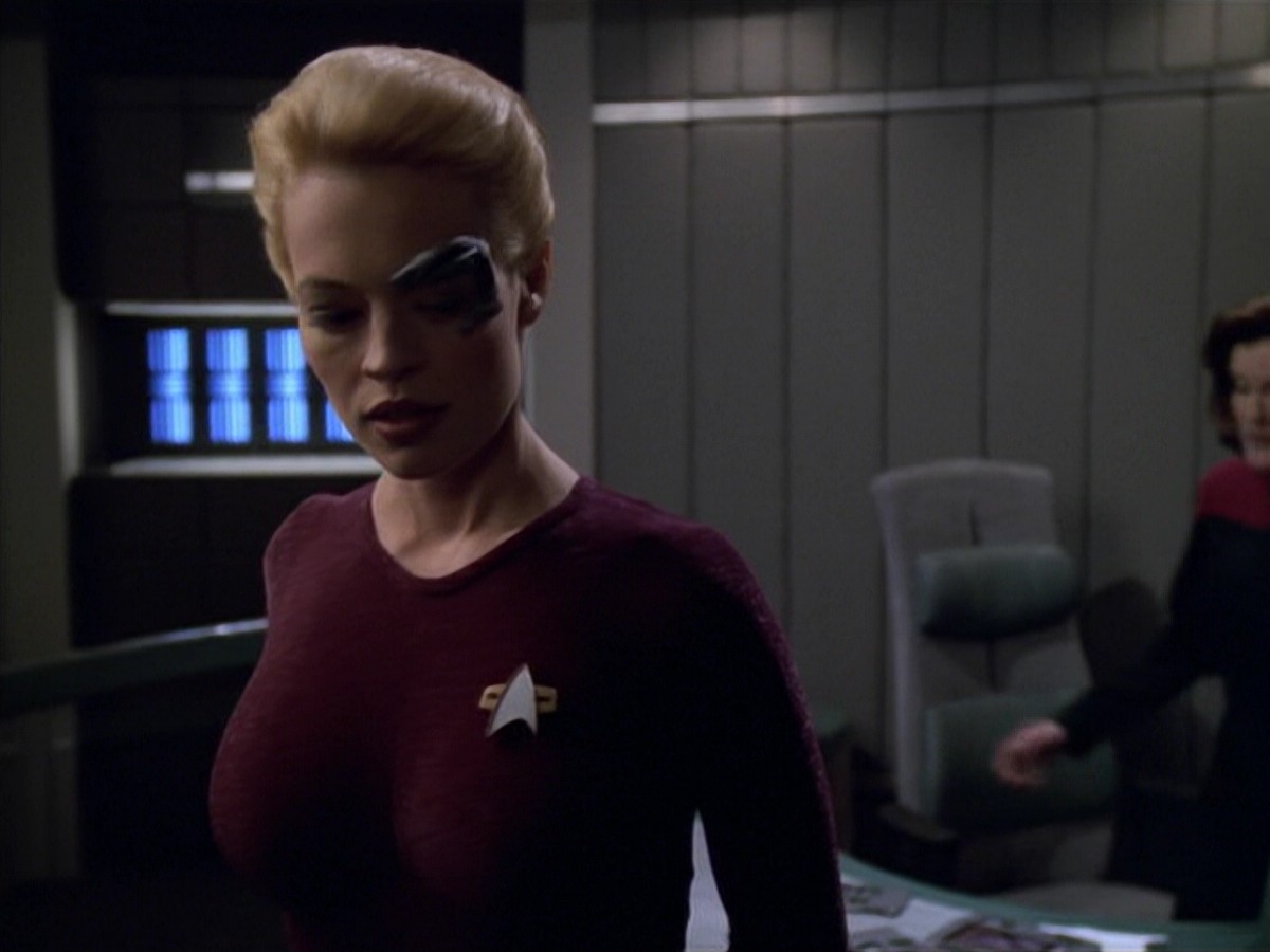 ariane179254_StarTrekVoyager_5x15_5x16_DarkFrontier_1005.jpg