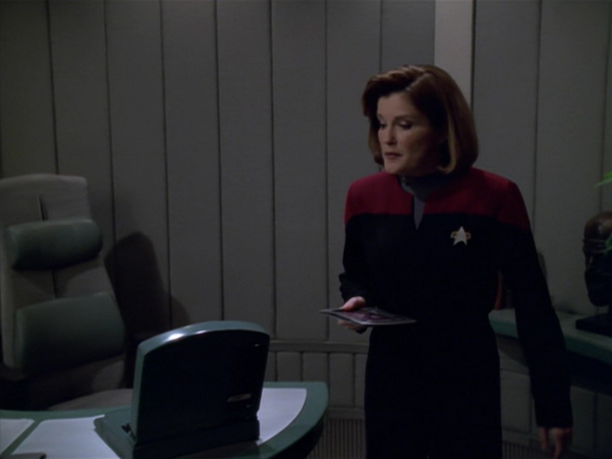ariane179254_StarTrekVoyager_5x15_5x16_DarkFrontier_1055.jpg