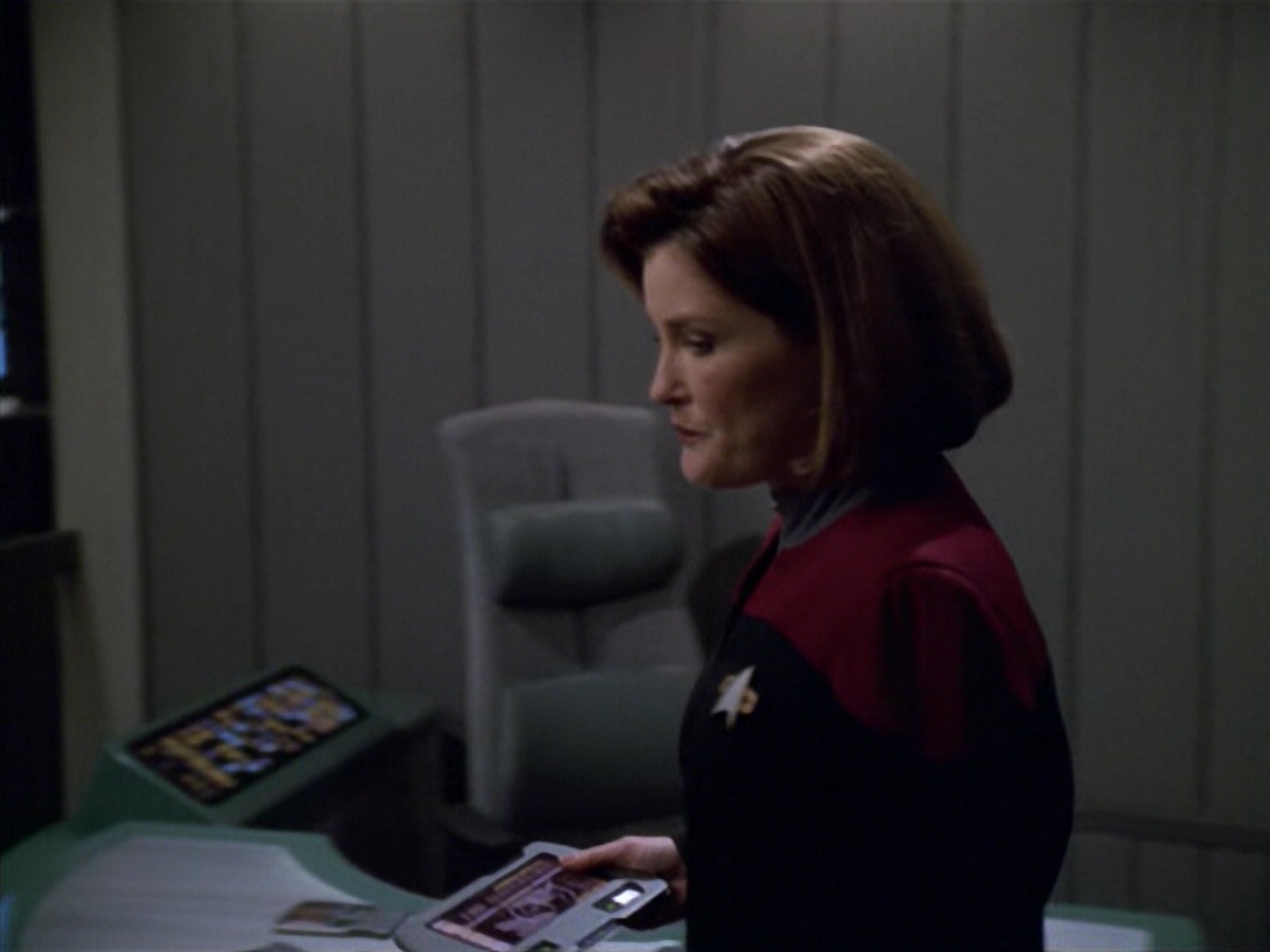ariane179254_StarTrekVoyager_5x15_5x16_DarkFrontier_1057.jpg