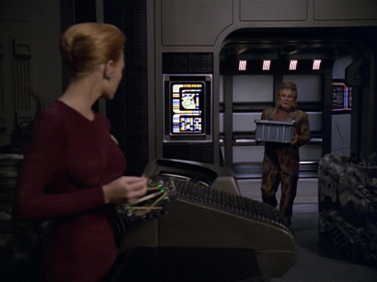 ariane179254_StarTrekVoyager_5x15_5x16_DarkFrontier_1099.jpg