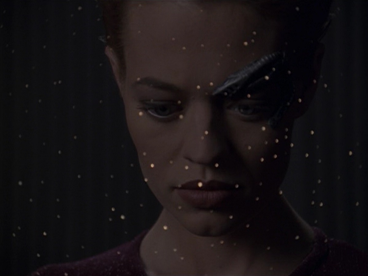 ariane179254_StarTrekVoyager_5x15_5x16_DarkFrontier_1221.jpg