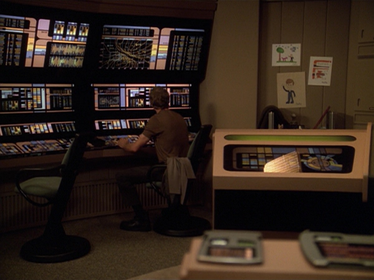 ariane179254_StarTrekVoyager_5x15_5x16_DarkFrontier_1361.jpg