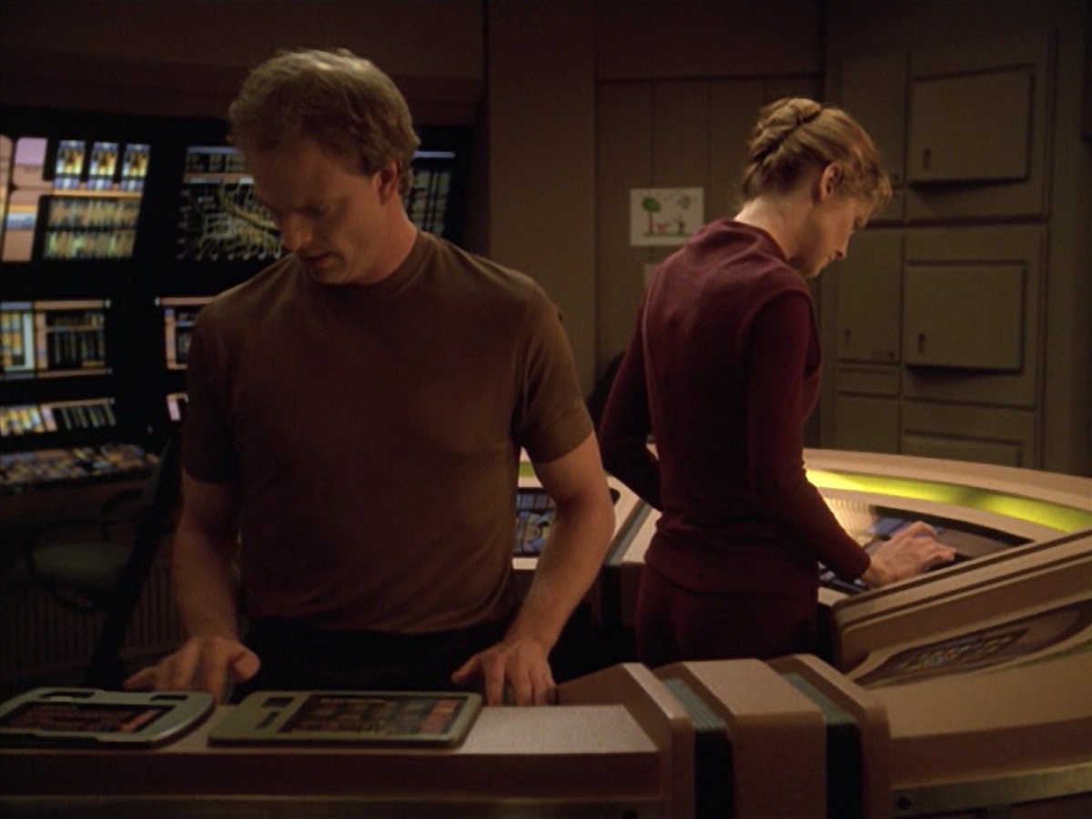 ariane179254_StarTrekVoyager_5x15_5x16_DarkFrontier_1488.jpg