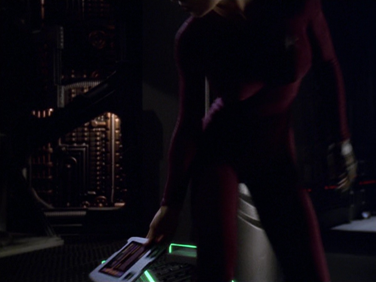 ariane179254_StarTrekVoyager_5x15_5x16_DarkFrontier_1610.jpg