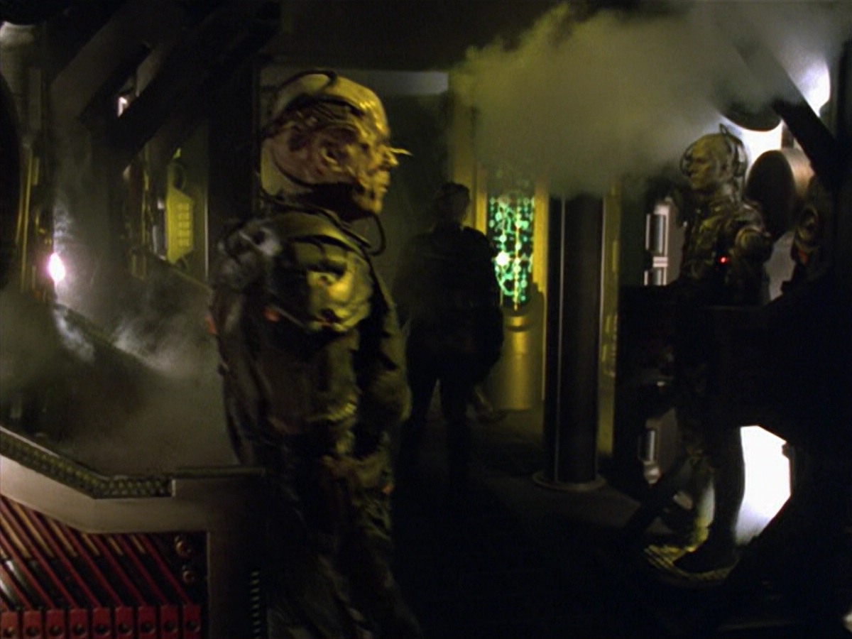 ariane179254_StarTrekVoyager_5x15_5x16_DarkFrontier_1721.jpg