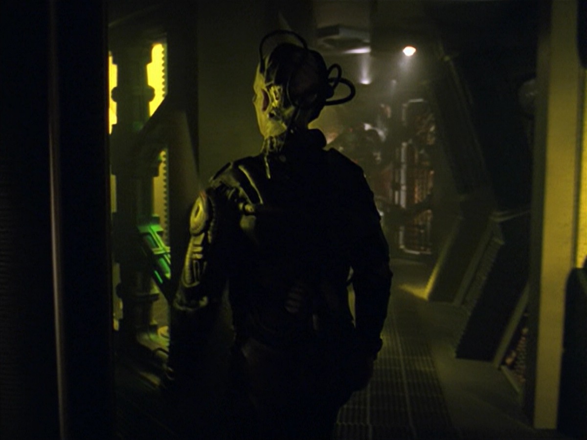 ariane179254_StarTrekVoyager_5x15_5x16_DarkFrontier_1729.jpg