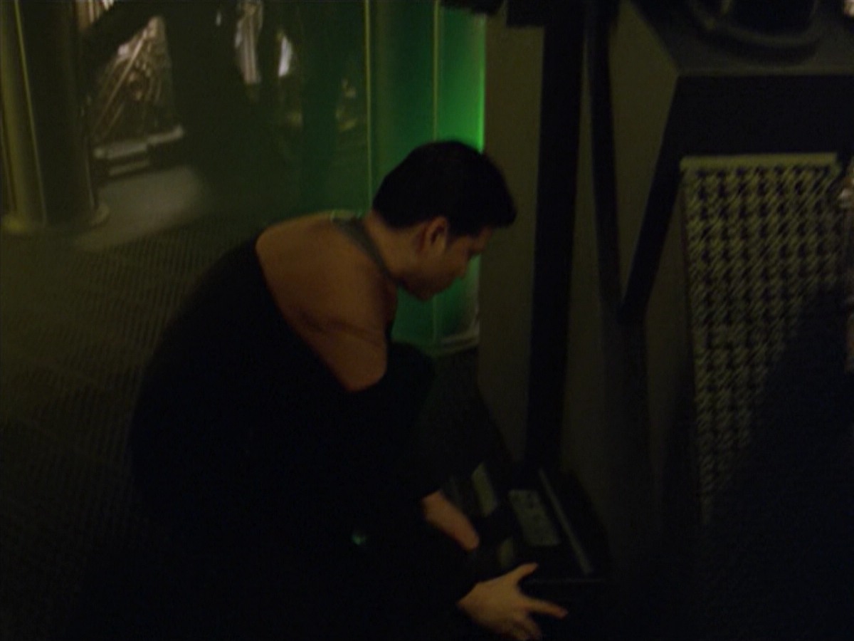 ariane179254_StarTrekVoyager_5x15_5x16_DarkFrontier_1790.jpg