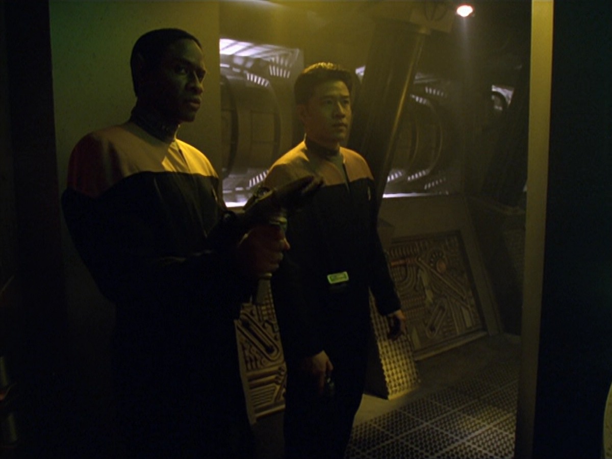 ariane179254_StarTrekVoyager_5x15_5x16_DarkFrontier_1932.jpg