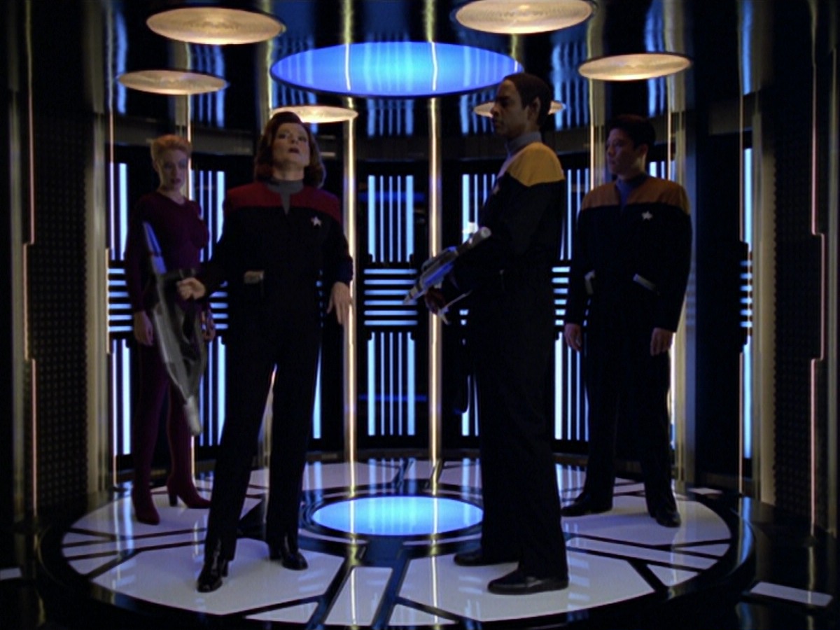 ariane179254_StarTrekVoyager_5x15_5x16_DarkFrontier_2034.jpg