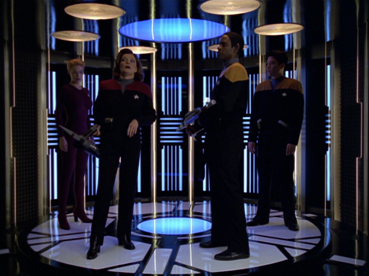 ariane179254_StarTrekVoyager_5x15_5x16_DarkFrontier_2035.jpg