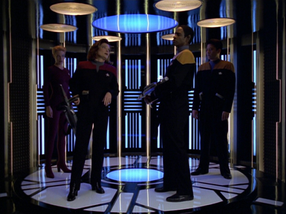 ariane179254_StarTrekVoyager_5x15_5x16_DarkFrontier_2036.jpg
