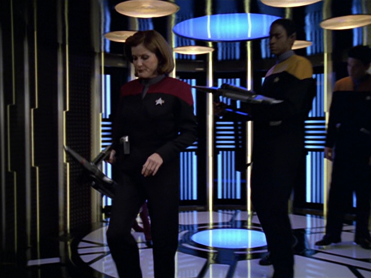 ariane179254_StarTrekVoyager_5x15_5x16_DarkFrontier_2039.jpg