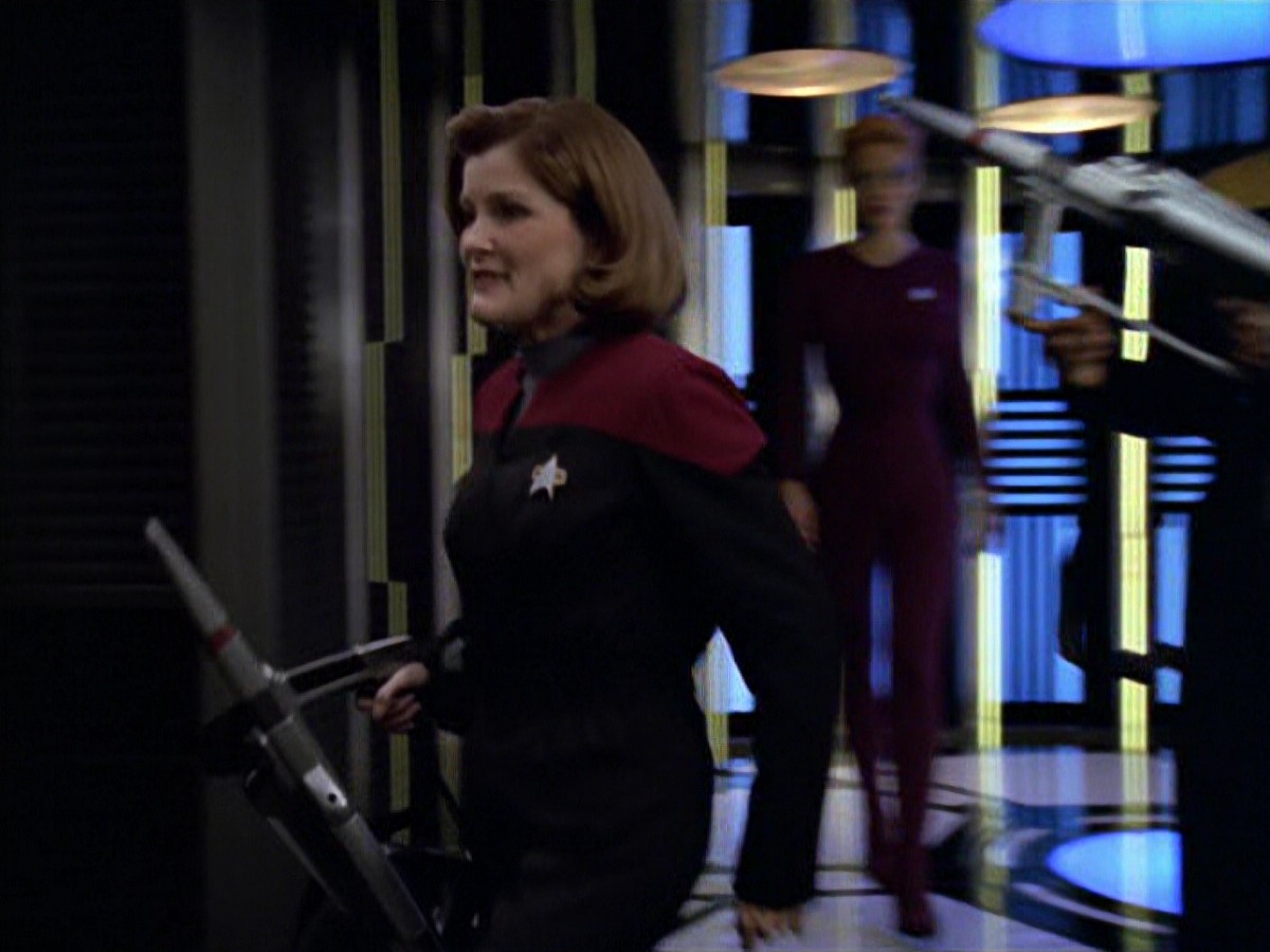 ariane179254_StarTrekVoyager_5x15_5x16_DarkFrontier_2040.jpg