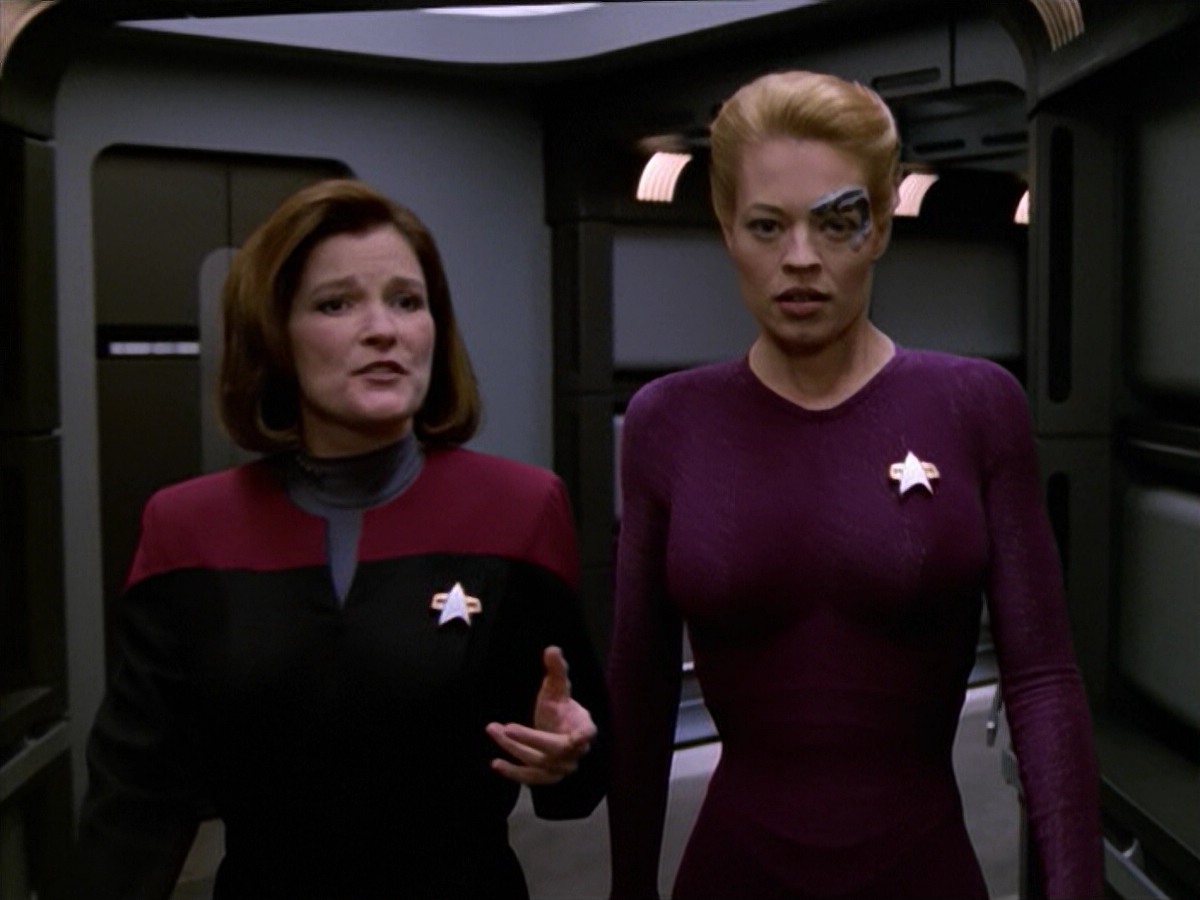 ariane179254_StarTrekVoyager_5x15_5x16_DarkFrontier_2111.jpg