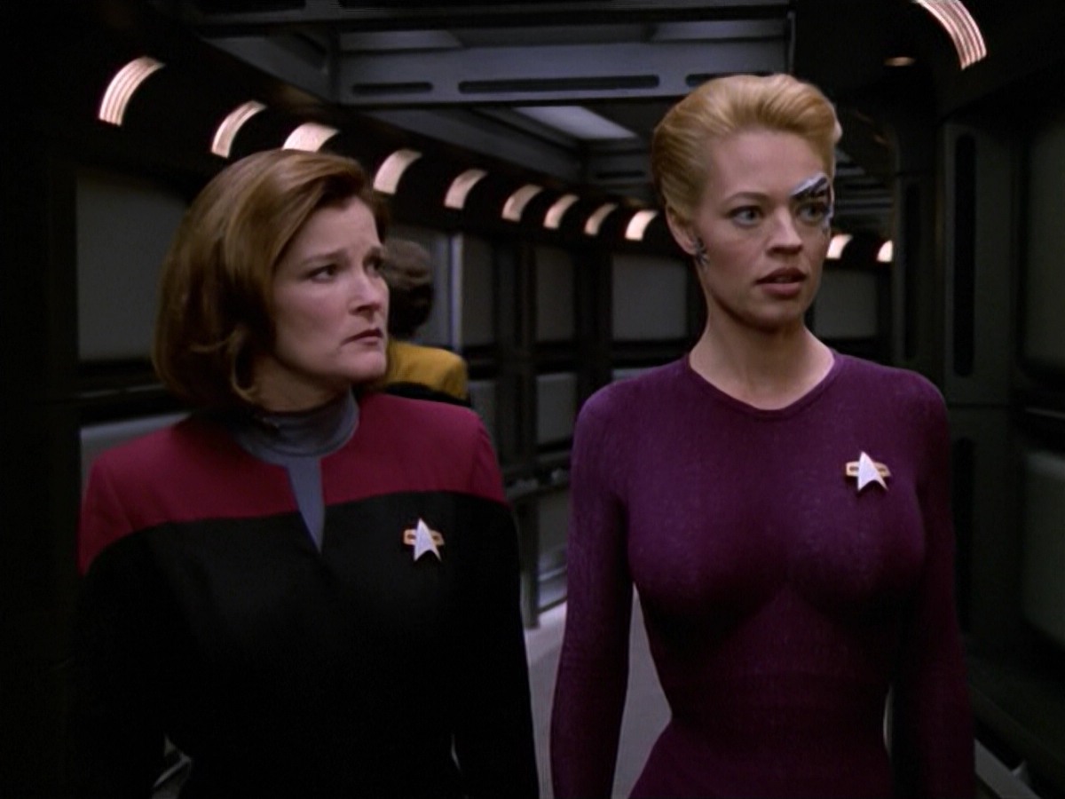 ariane179254_StarTrekVoyager_5x15_5x16_DarkFrontier_2128.jpg